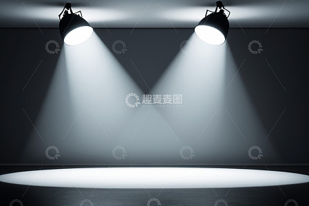 双聚光灯照亮的空旷舞台