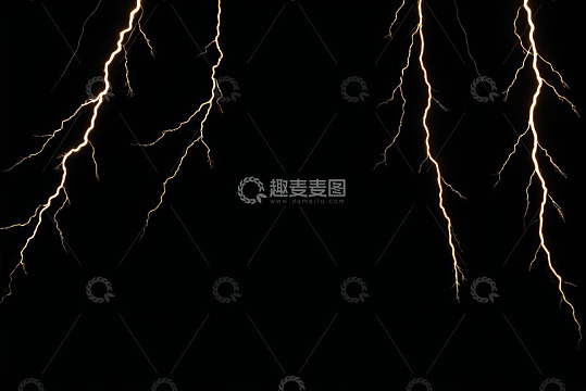 黑色背景下的闪电景象