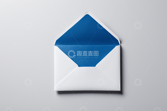 白色信封内蓝色衬里特写