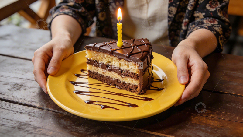 高清大图下载【趣麦麦图】温馨生日巧克力小蛋糕双手捧蛋糕