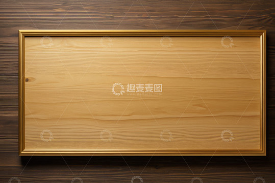 木质背景上的金色边框木板