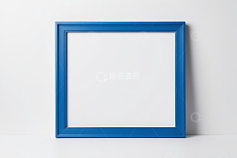 蓝色方形框架靠墙展示