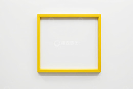 白色背景上的黄色方形框架