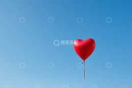 蓝天中的心形红色气球