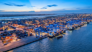 港夜集装箱场，灯火繁忙