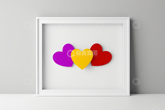 白色画框中的多彩爱心图案