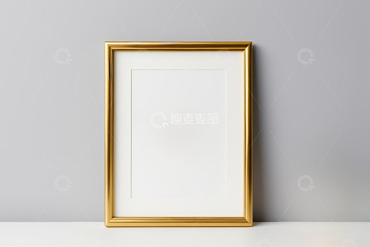 金色相框靠于灰色墙面