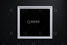 黑色背景上的白色方形框架