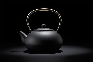 黑色茶壶特写