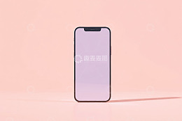 粉色背景前的智能手机