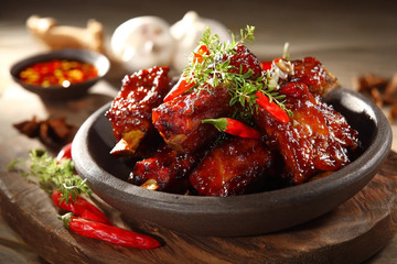 香酥入味的红烧排骨诱人特写