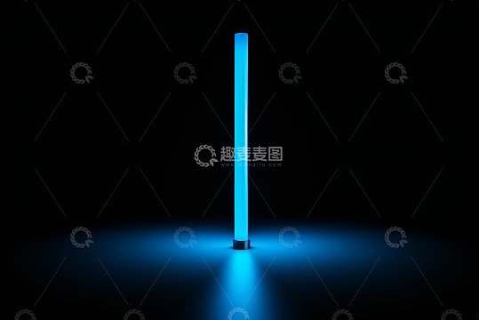 黑色背景下蓝色发光灯管