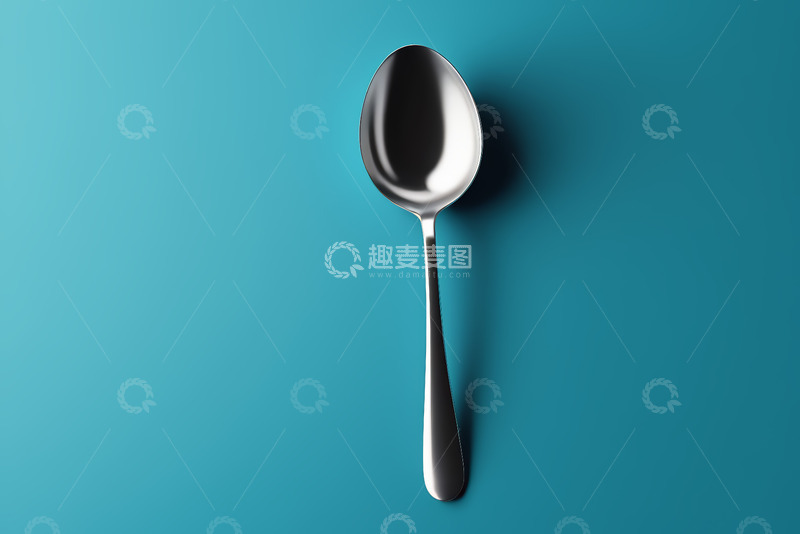高清大图下载【趣麦麦图】蓝色背景上的金属勺子特写