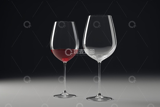 两个红酒杯含半杯红酒