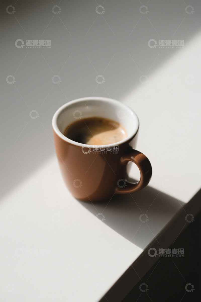 高清大图下载【趣麦麦图】桌面上的棕色咖啡杯