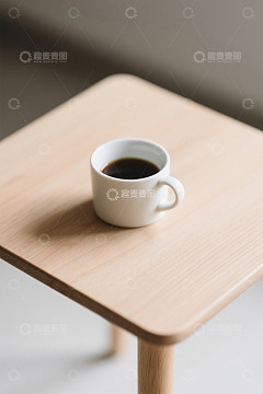 木桌上的白色咖啡杯