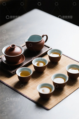 传统茶具与盛有茶汤的茶杯