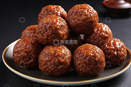 盘中堆叠的红烧狮子头美食