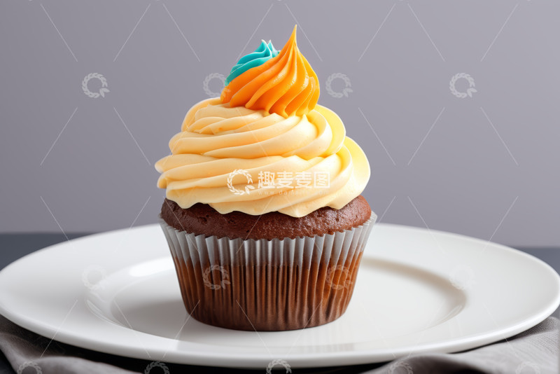 高清大图下载【趣麦麦图】白色盘子上的纸杯蛋糕