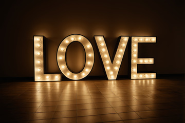 发光LOVE字母装饰