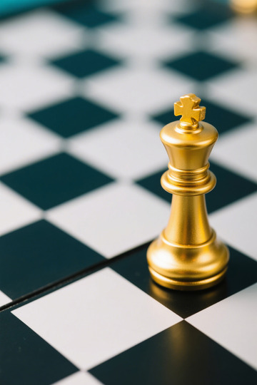 棋盘上的金色国际象棋棋子