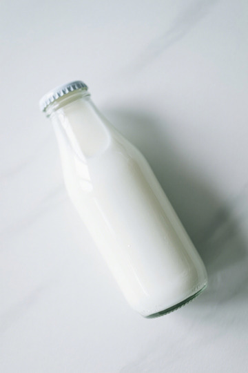 玻璃瓶包装的白色牛奶饮品