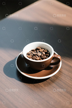 木桌上杯碟中的咖啡豆