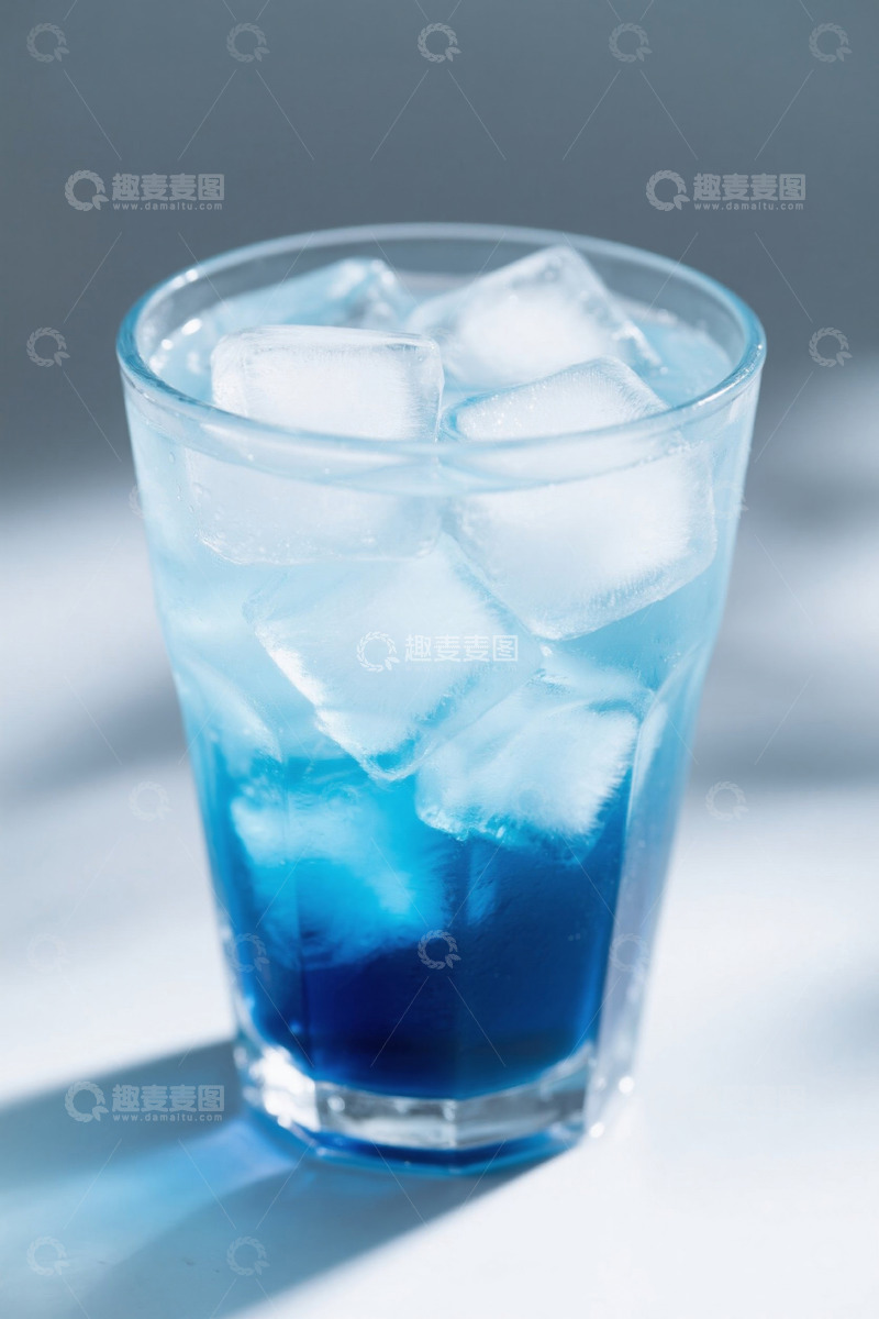 高清大图下载【趣麦麦图】装在玻璃杯中的蓝色加冰饮料