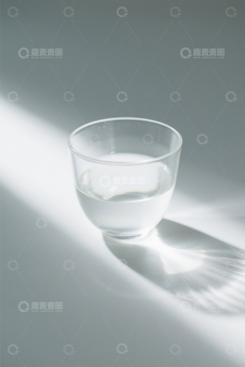 高清大图下载【趣麦麦图】透明玻璃杯中装着清澈液体