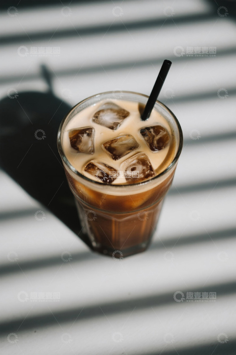 高清大图下载【趣麦麦图】玻璃杯中加冰的棕色饮料