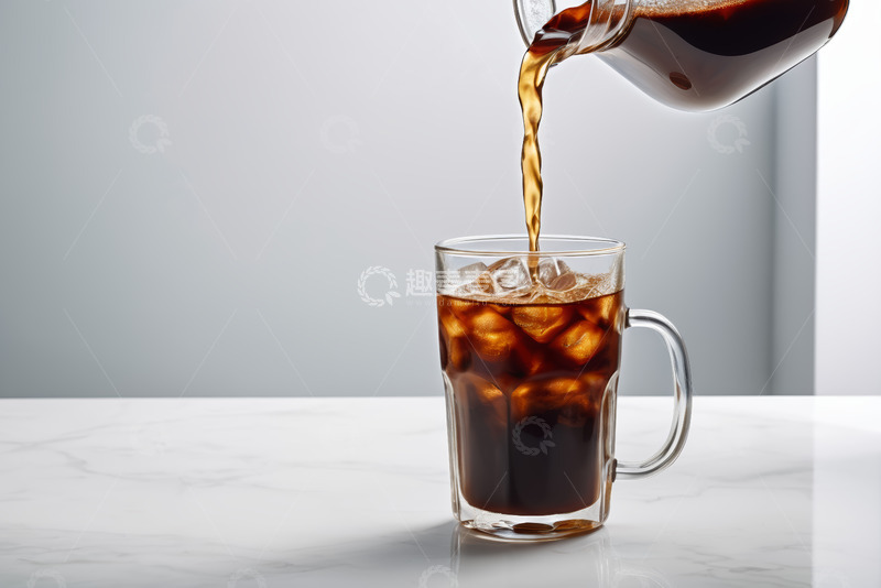 高清大图下载【趣麦麦图】咖啡倒入加冰玻璃杯画面