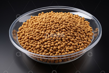透明碗中堆叠的宠物食品