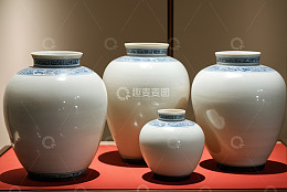 博物馆内青花瓷瓶展示