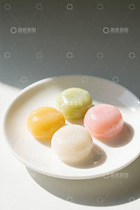 盘中多彩甜点特写