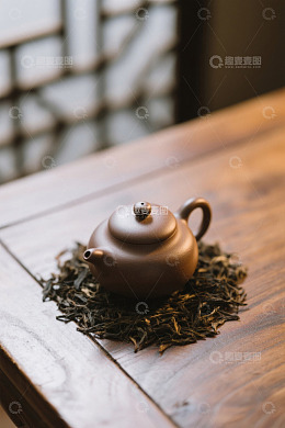 木质桌上的茶壶与茶叶