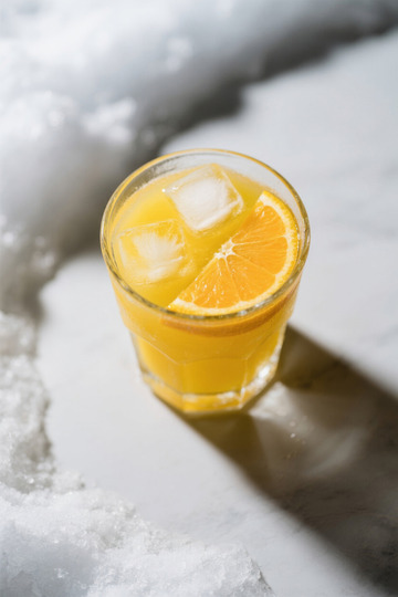 装在玻璃杯中的冰橙汁