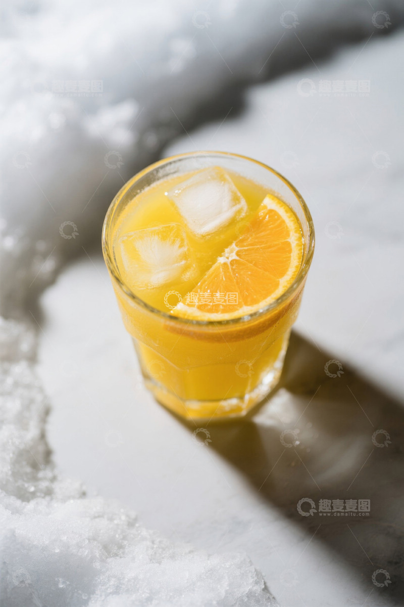 高清大图下载【趣麦麦图】装在玻璃杯中的冰橙汁