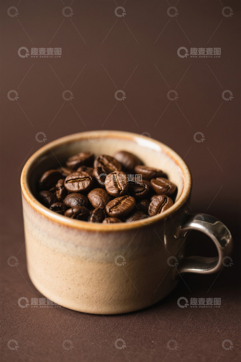 高清大图下载【趣麦麦图】装满咖啡豆的陶瓷杯特写