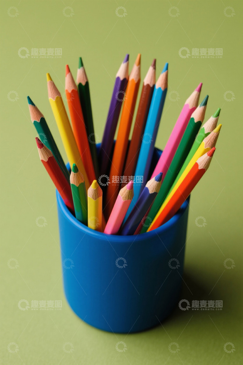 高清大图下载【趣麦麦图】蓝色杯中的彩色铅笔