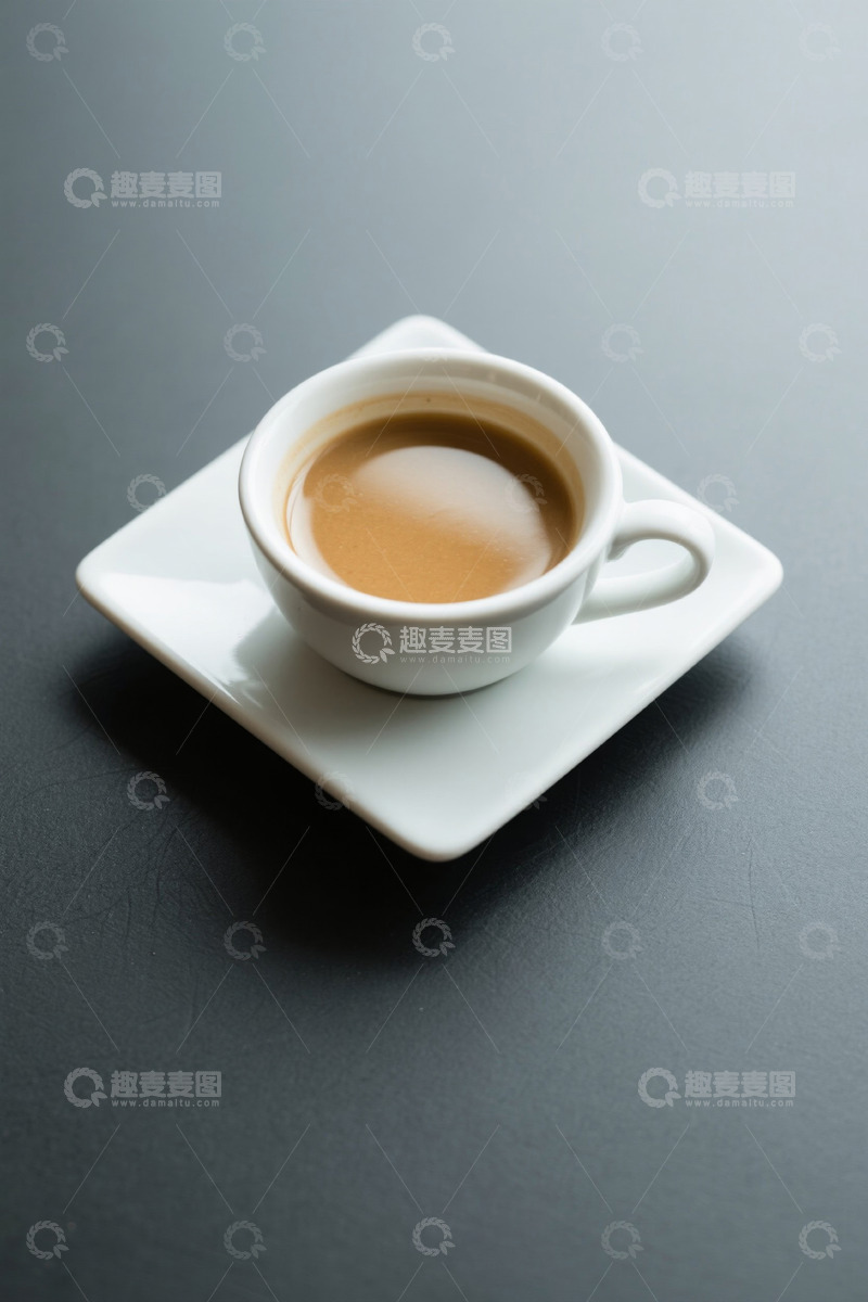 高清大图下载【趣麦麦图】白色杯碟上的一杯浓缩咖啡