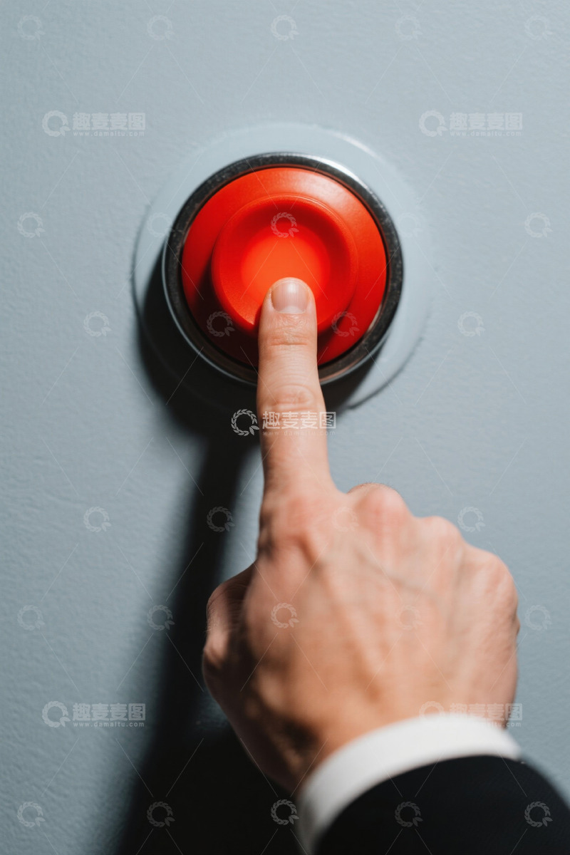 高清大图下载【趣麦麦图】手按红色按钮的特写画面