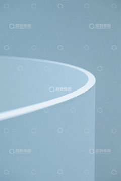 浅蓝色背景下的弧形物体