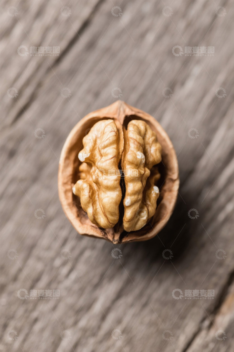 高清大图下载【趣麦麦图】木质桌面上的剥开核桃