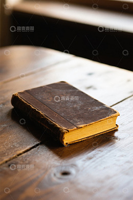 木质桌面上的旧书籍