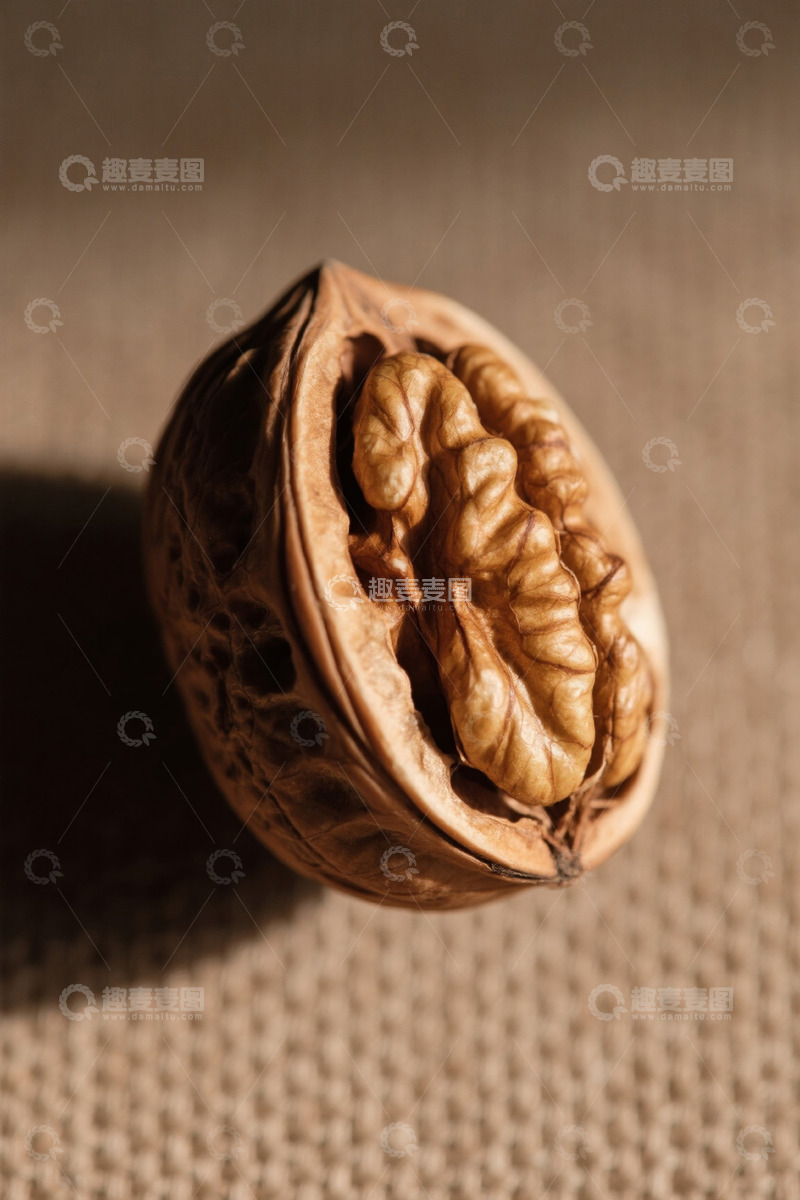 高清大图下载【趣麦麦图】剥开的核桃特写素材