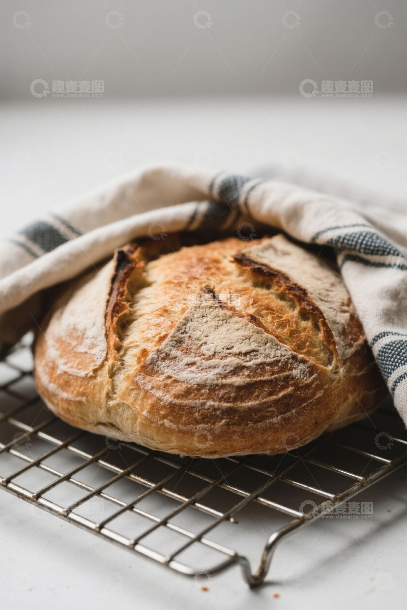 高清大图下载【趣麦麦图】铁丝架上盖布的新鲜面包