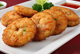 摆盘精致的油炸美食