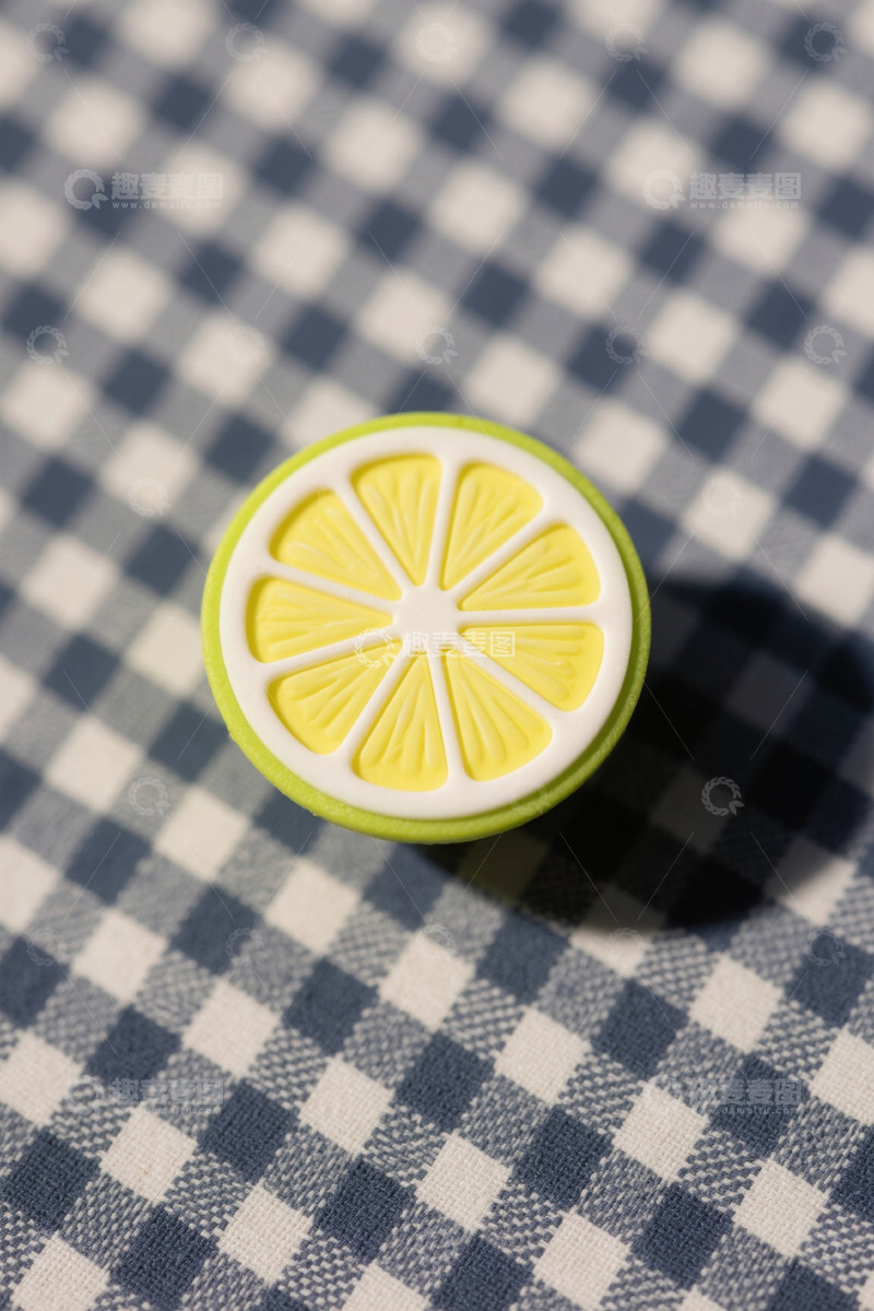 高清大图下载【趣麦麦图】桌布上的柠檬切片物品