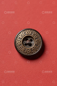 红色背景上的复古花纹纽扣