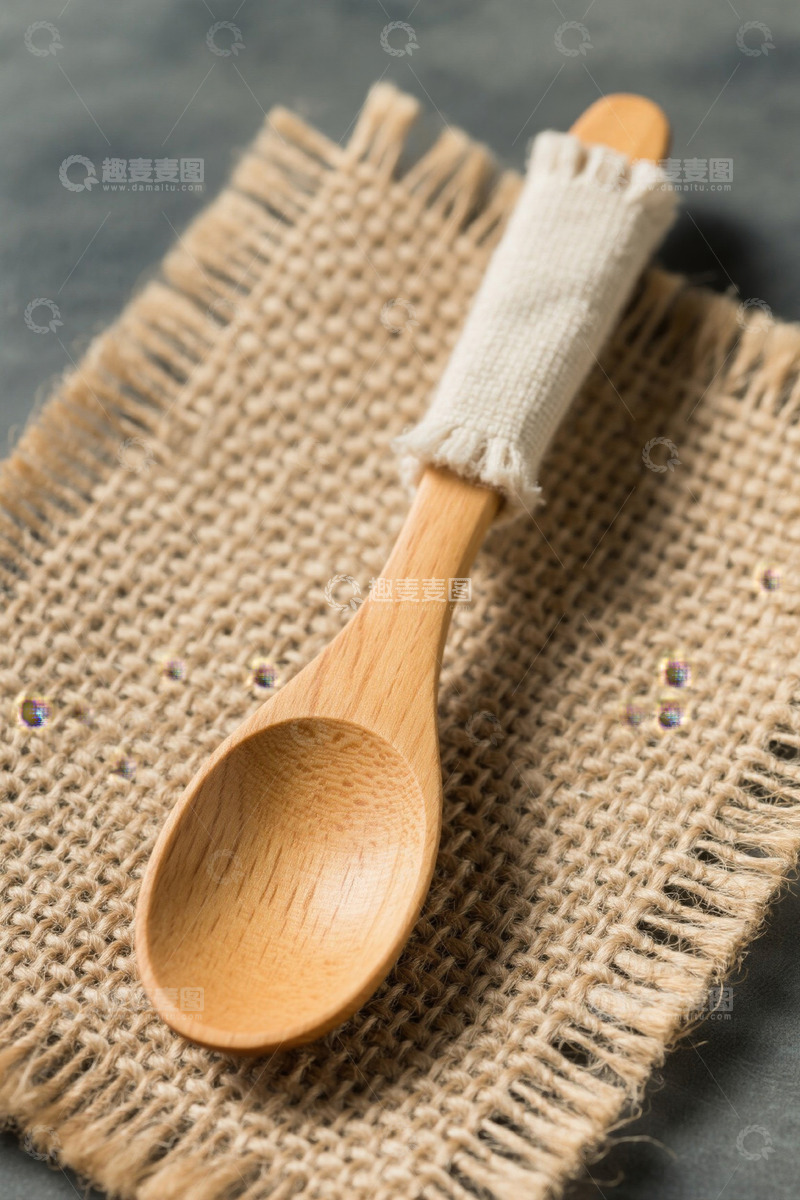 高清大图下载【趣麦麦图】麻布上的木质勺子特写